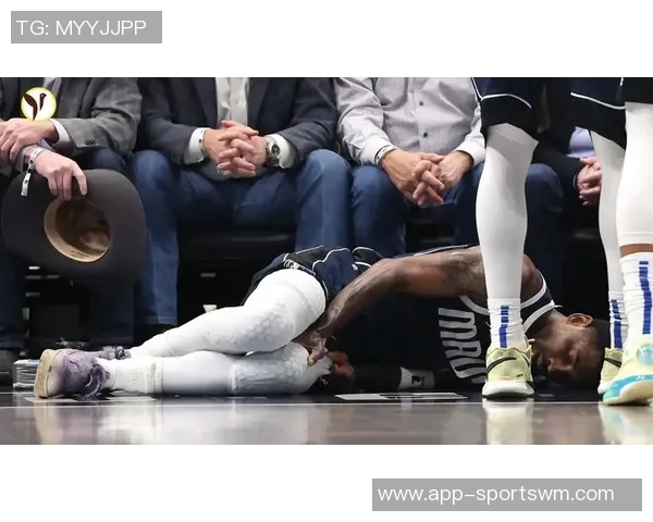 足球赛场突发意外伤情 揭秘球星受伤背后的故事与挑战